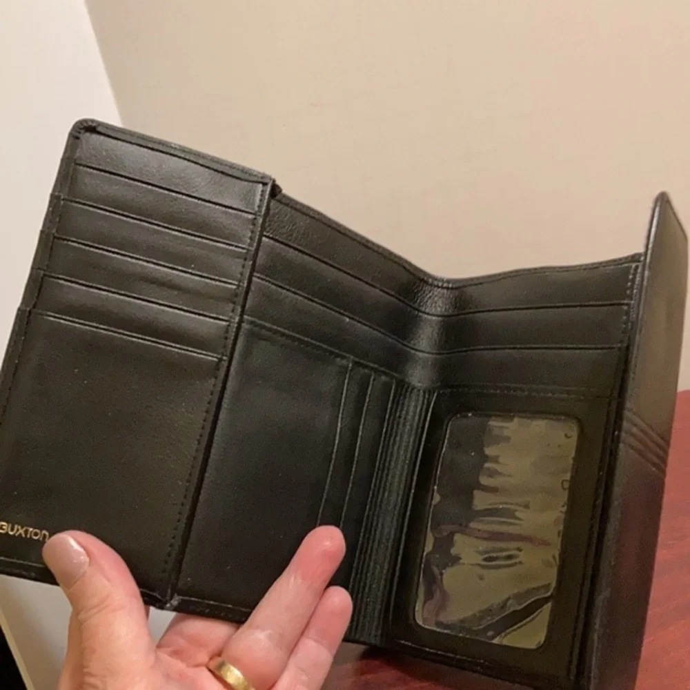 Buxton women’s black leather multiple compartment wallet
